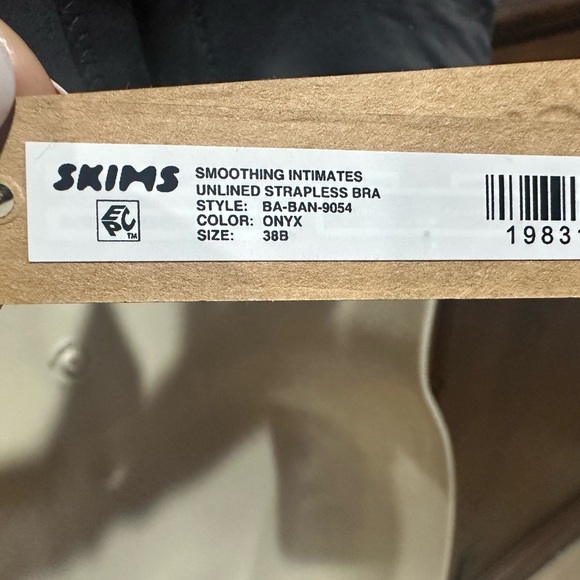 NWT SIZE 38B SKIMS Sleek Black Underwire Bra - Picture 4 of 7